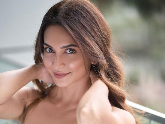 Enchanting Looks Of Kriti Kharbanda